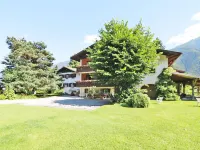 Apartment in Latsch with Indoor Pool & Garden Hoteles en Laces