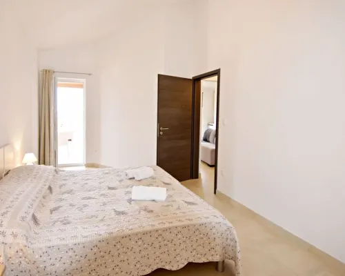 Modern poolside flat with game room acess タールのホテル