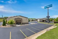 Clarion Pointe Athens I-65 - parking
