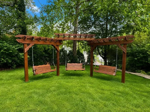 Swing Garden Retreat w/ Fire Pit & Pergola/Sleeps 16 Comfortably