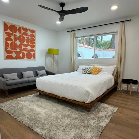 Bella Vista: 5-bed home w pool