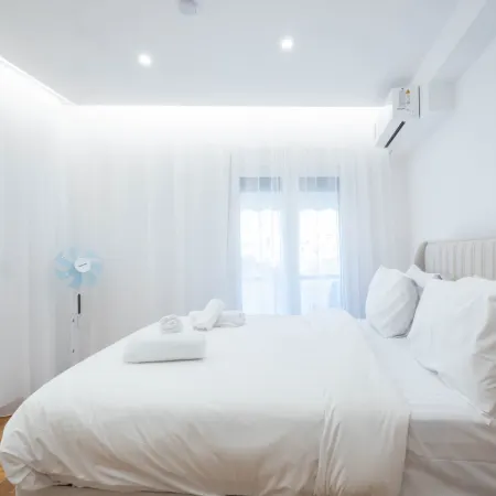 Sunlit Charm Modern 2BR Apartment With High-speed Wifi