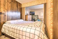 Cozy Big Sky Studio ~ 1 Mile to Mtn Village! - Kitchens