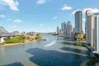 City Oasis! 2Bed-1Bath-1Car-VIEWS - Jacuzzi
