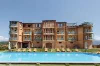 Burki Castle & Cellar - piscina
