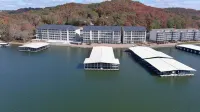 Peaceful, Newly Built Lakefront Condo, w/ PWC Slip, Screened Balcony, 2 Pools & Elevator - Homestay