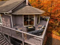 Mid‑Century Retreat • Near Breweries • Sleeps 12 - シャレー