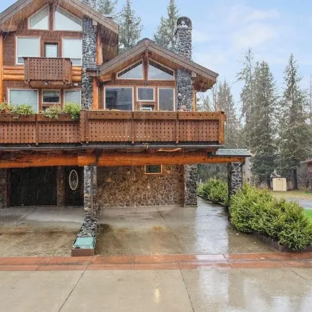 Contemporary Girdwood Townhome Across From Alyeska