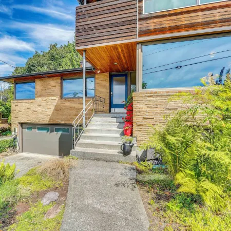 Sweeping Sound Views - Park Setting - Near Alki