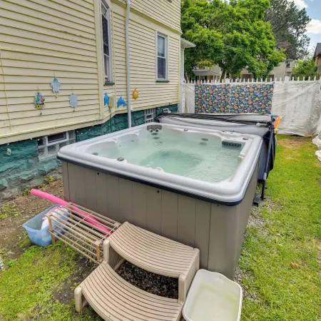 Rochester Escape w/ Hot Tub & Fire Pit!
