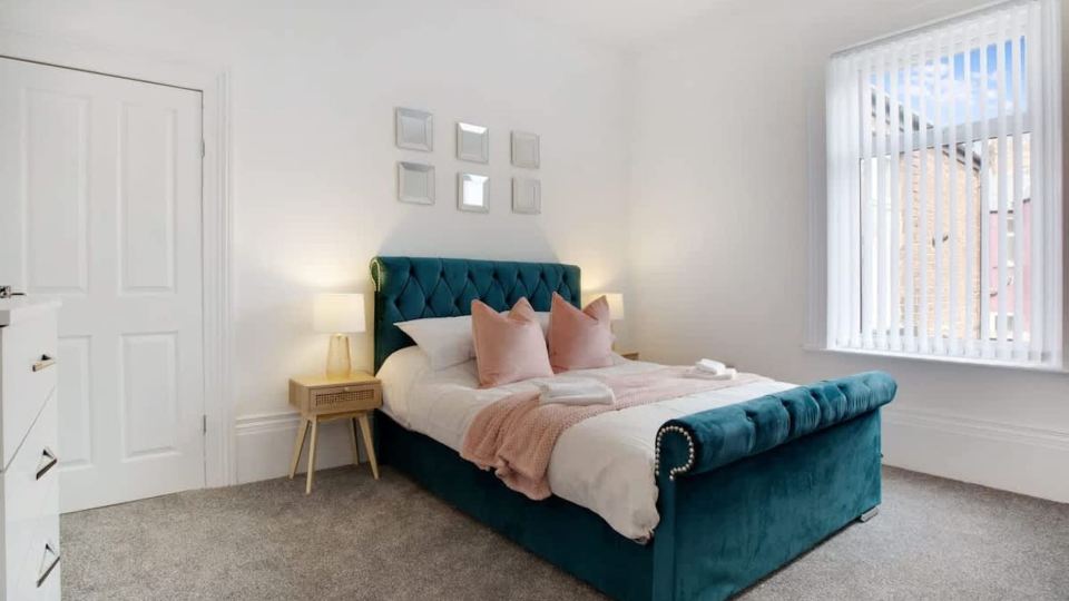 Spacious Home for Groups Contractors Free Wifi
