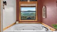 Dancing Bear by Avantstay Cozy Cabin + Jacuzzi + Decks Arcade + Mountain Views Near Park - Wifi