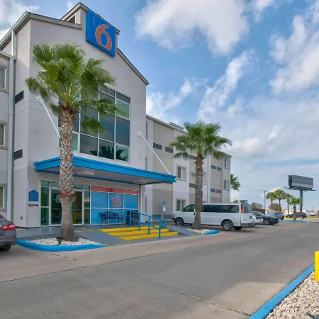 Motel 6 Eagle Pass, TX - Lakeside