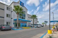 Motel 6 Eagle Pass, TX - Lakeside - Pools