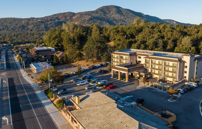 Yosemite Southgate Hotel & Suites