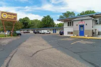 Budget Host Inn Fridley - Parkplatz