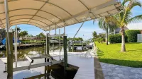 Latitude 26° Luxury Retreat by Avantstay Waterfall Pool + Private Dock - WiFi