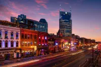 Walk to Hattie B s - East Nashville Sleeps 12 - Homestays