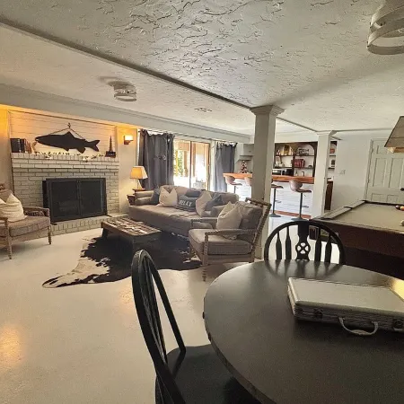 Luxury Stay on a Lake Open Plan•Huge Kitchen•Games Rm Bar•Firepit Luxury•Bedding