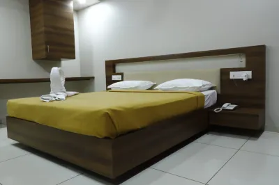 Vaishnavi Residency Hotels near Char Hutatma Putala