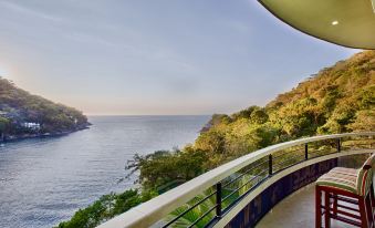 Panoramic Luxury Suite with Ocean, Gardens and Swimming Pool View