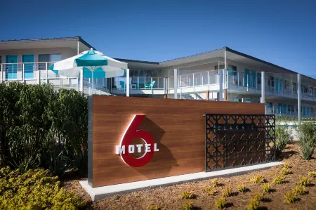 Motel 6 Santa Barbara, CA - Beach Отели рядом с достопримечательностью «Мортон Бэй Фиг Три»