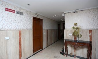 OYO 13052 Hotel Conclave Inn