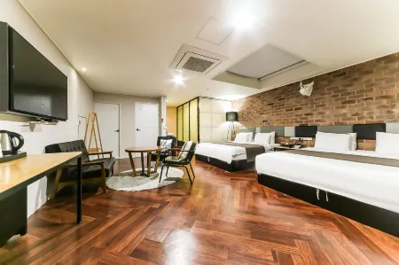 Changwon Jinhae 385 Отели рядом с достопримечательностью «Yeojwacheon Stream»