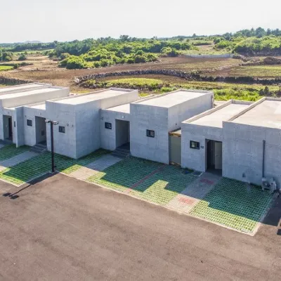 Seogwipo Blue Mountain 4255 Resort (Samdali) Отели рядом с достопримечательностью «Тематический парк Sunrise Lands»