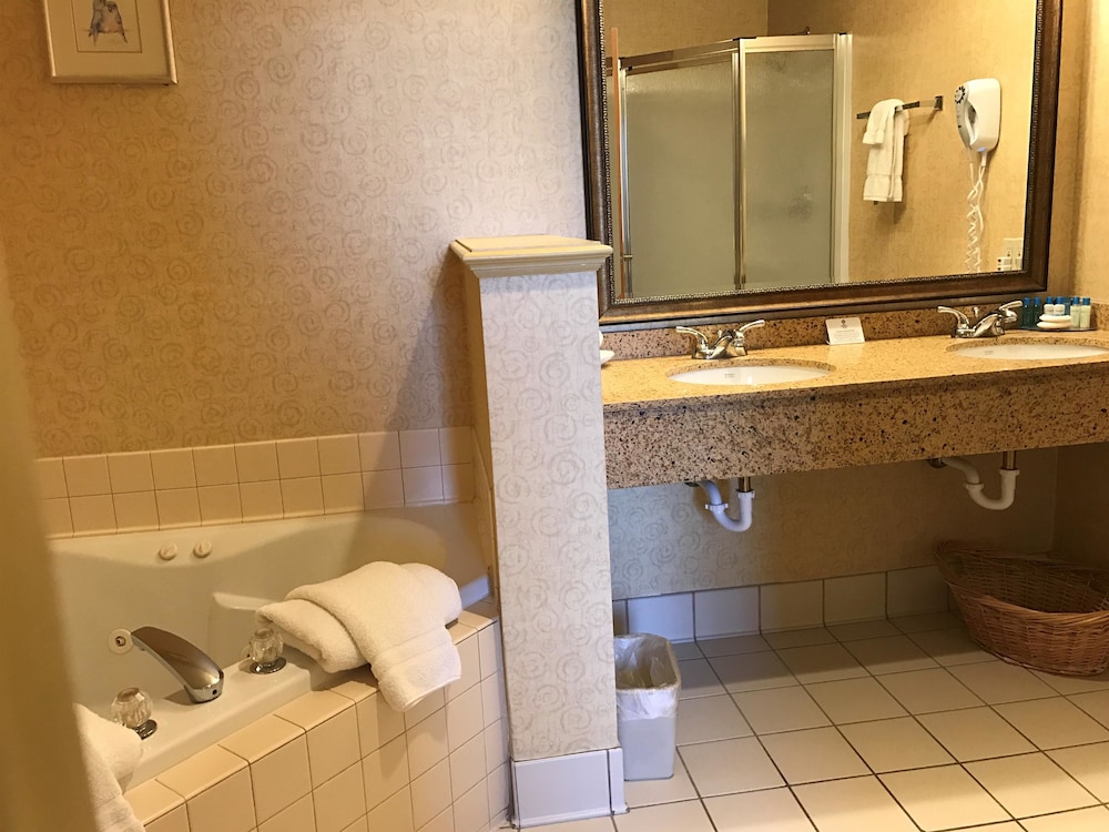 Best Western Plus Revere Inn & Suites