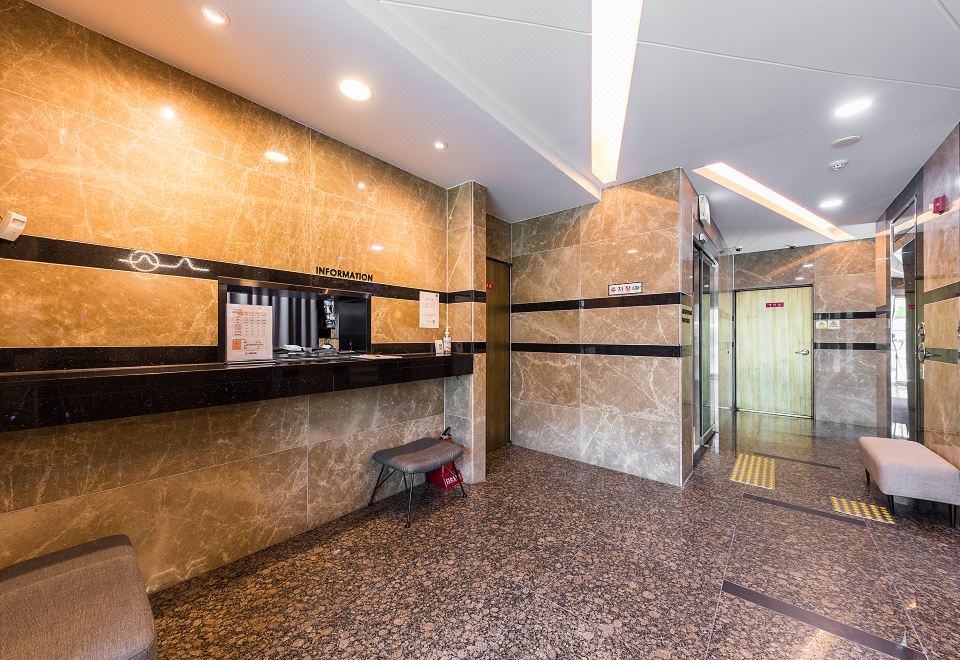 1. 호텔 아지트 -..