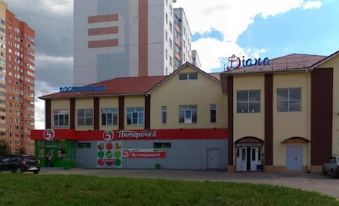 "a large building with a red roof and the sign "" diana "" is next to it" at Diana Hotel