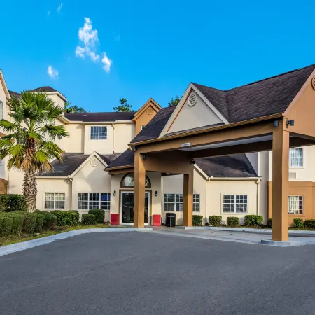 Red Roof PLUS+ & Suites Savannah - I-95