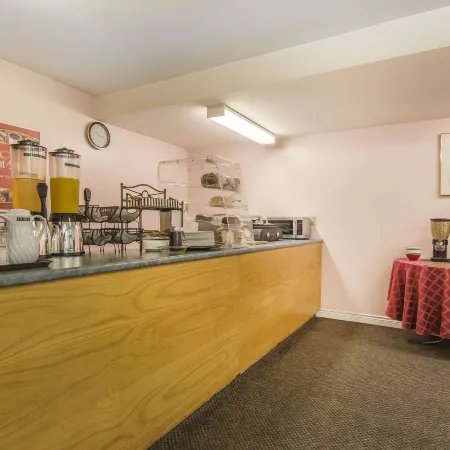 Econo Lodge Inn & Suites
