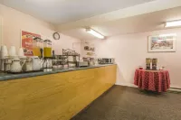 Econo Lodge  Inn & Suites - breakfast
