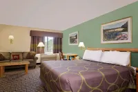 Super 8 by Wyndham Cloquet Hôtels à : Comte de Carlton