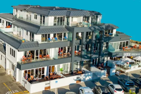 Pavilion Beachfront Apartments Отели рядом с достопримечательностью «Maunganui Beach»