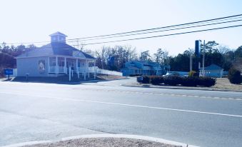 Village Inn & Suites - Smithville