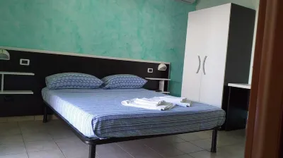 Room in BB - Quadruple Room a Stones Throw from the Sea - Ideal for a Relaxing Holiday Hotel a Roseto degli Abruzzi