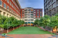 Courtyard Greenville Downtown Hotel berhampiran Furman University