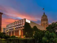 Riverwalk Plaza Hoteles cerca de Universidad Trinity