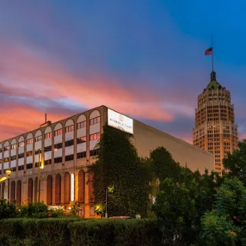 Riverwalk Plaza Hotels near Tower of the Americas