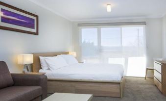 Cascades 3 - Studio Apartment l Free WiFi l Central Location l Bath