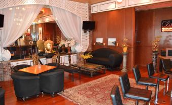 a well - decorated hotel lobby with various furniture , including couches , chairs , and a dining table at Best Western Plus Wilkes Barre Center City