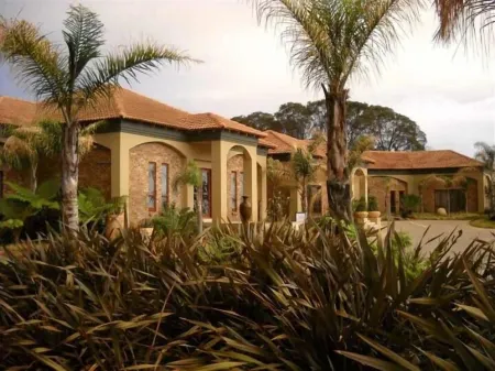 Witwater Guest House Отели рядом с достопримечательностью «Terminal 1 of O. R. Tambo International Airport»