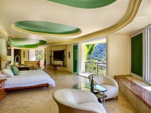 Luxury Master Suite with Beach, Ocean and Swimming Pool View