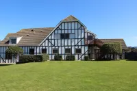 Tudor Manor Bed & Breakfast - Pool