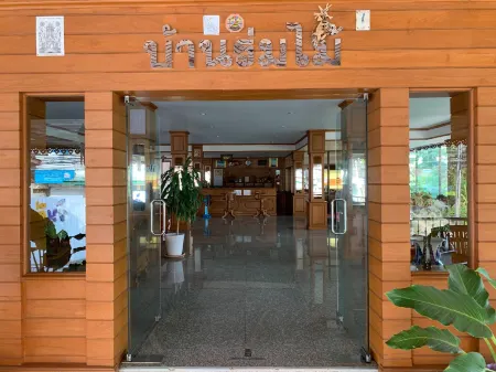 Baan Rom Mai Отели рядом с достопримечательностью «Sutongpe Bridge»