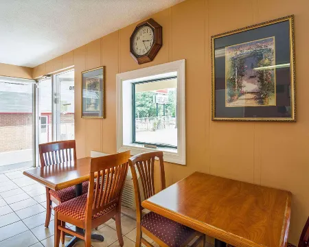 Econo Lodge North Charlottesville Отели рядом с достопримечательностью «The Corner»