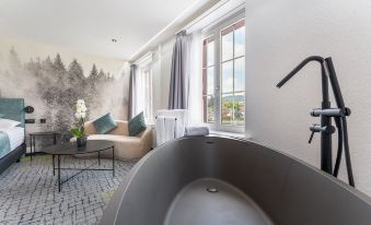 1. Hotel Rh..